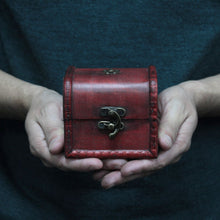 Load image into Gallery viewer, Small Classic Chest (same inside Colb-23)