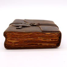 Load image into Gallery viewer, Oiled Leather &amp; Key - 200 pages decle-edged - 13x18cm