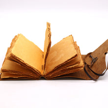 Load image into Gallery viewer, Oiled Leather &amp; Key - 200 pages decle-edged - 13x18cm