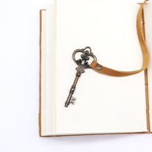 Load image into Gallery viewer, Oiled Tan Leather &amp; Key - 200 pages - 13x18cm